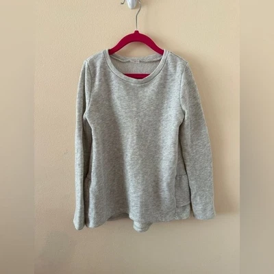 Sudadera Carters Gris Claro Volantes Espalda Talla 7 Usada en Excelente Condición Foto 1 de 4
