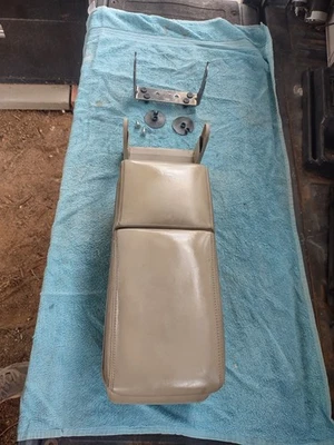 1994 CADILLAC FLEETWOOD BROUGHAM 4 DR FRONT SEAT CENTER CONSOLE ARMREST BRACKET Foto 1 de 4