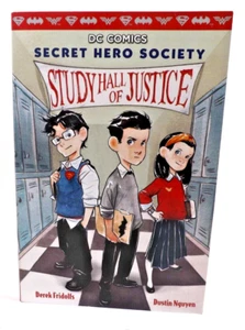 DC Comics Study Hall of Justice Secret Hero Society #1 novela de bolsillo - Imagen 1 de 4