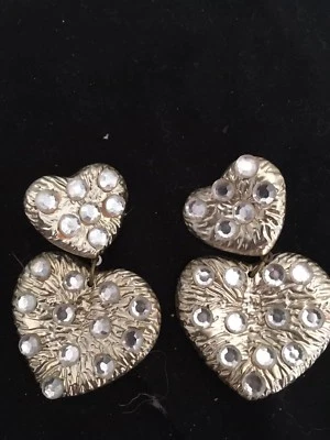 Pendiente corazón perforado con corazón caído Foto 1 de 3