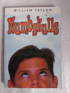 Libro de bolsillo de ficción juvenil Numbskulls de William Taylor - Imagen 1 de 3