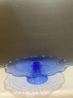 Pedestal de vidrio azul cobalto soporte para pasteles | 9,75" | patrón de hojas de laurel | borde ondulado Foto 1 de 4