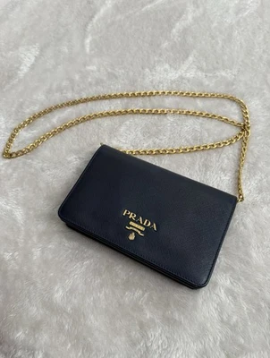 Сумка через плечо PRADA из сафьяновой кожи на цепочке, темно-синяя!   - Изображение 1 из 4