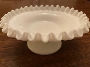 WESTMORELAND Milchglas Kompott Fuß Süßigkeiten Schale Ahornblatt Brombeere gekräuselt 7" - Bild 1 von 5