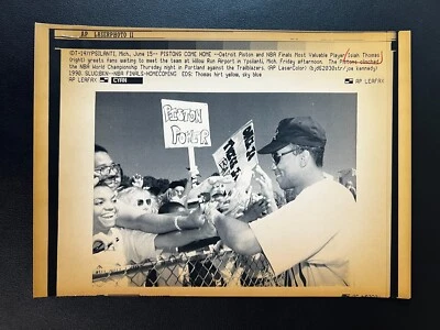 Detroit Pistons Isiah Thomas 1990 con ventiladores en aeropuerto tipo 3 8x11 foto original Foto 1 de 3