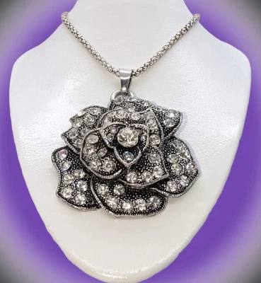 Precioso y Brillante Collar Betsey Johnson 2 Tonos Texturizado Plata Cristal 3D Rosa Foto 1 de 4