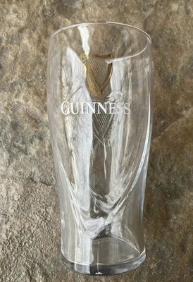 Vaso de pinta Guinness 20 oz arpa en relieve ARC 19 cerveza Irlanda EST 1759 logotipo dorado Foto 1 de 4
