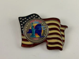 Amerikanische Flagge Anstecknadel, 2001 New York coloriert State Quarter, Versprechen auf Rückseite - Bild 1 von 9