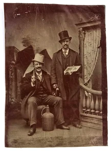 Unica strana antica foto in tinta due uomini vittoriani scatola sigari brocca ombrellone sorridente - Foto 1 di 3