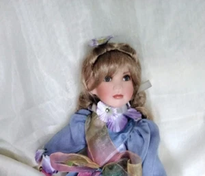 Muñeca de colección de porcelana de 15" de alto con fina cuerda de saltar delicada y soporte - Imagen 1 de 16