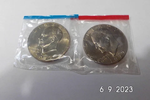 1977 P&D EISENHOWER DOLLARS - UNCIRCULATED - IN MINT CELLO Cover