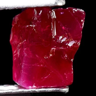 VIVID UNHEATED RUBY 1.80ct NATURAL 100% RED UNHEATED RUBY ROUGH FACET - Image 1 of 3