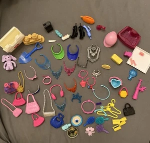 Menge 50+ Barbie Puppe Handtasche Halsketten Aufhänger Handys Kopfhörer Zubehör - Bild 1 von 8