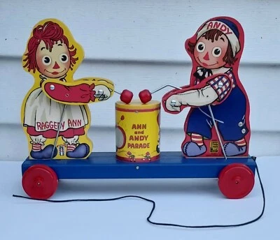 Raggedy Ann Andy Pull Toy Drum Fisher-Price Toy Town Parade '97 Wooden Blue Base - Imagem 1 de 4
