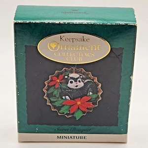 Hallmark Keepsake Ornamento Club de Coleccionista Sweet Ramoket Mofeta en Botella Gorra - Imagen 1 de 5