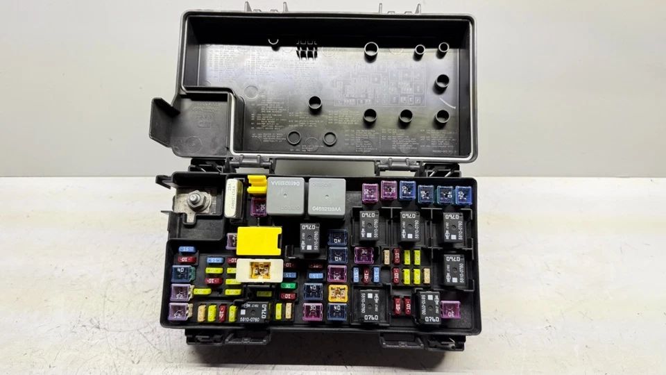 Dodge Caravan Town & Country 2015-19 módulo TIPM caja de fusibles 68105507AC OEM Foto 1 de 4