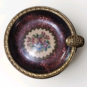 Vintage Gold Aschenbecher oder Triket Schale mit Blumen Nadelspitze Wandteppich unter Glas EX - Bild 1 von 3