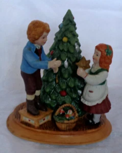 Figura de porcelana Avon de colección segunda edición 1982 recuerdos navideños - Imagen 1 de 5