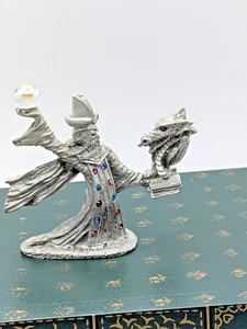 Vintage Zinn Zauberer mit Kristallkugel mit Drachen Schmuck Figur 2,5" 4035 - Bild 1 von 12