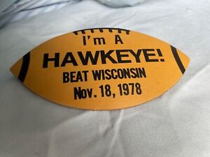 Nov. 18 1978 Iowa Hawkeye Football Beat Wisconsin Pin/Pinback made of cardboard