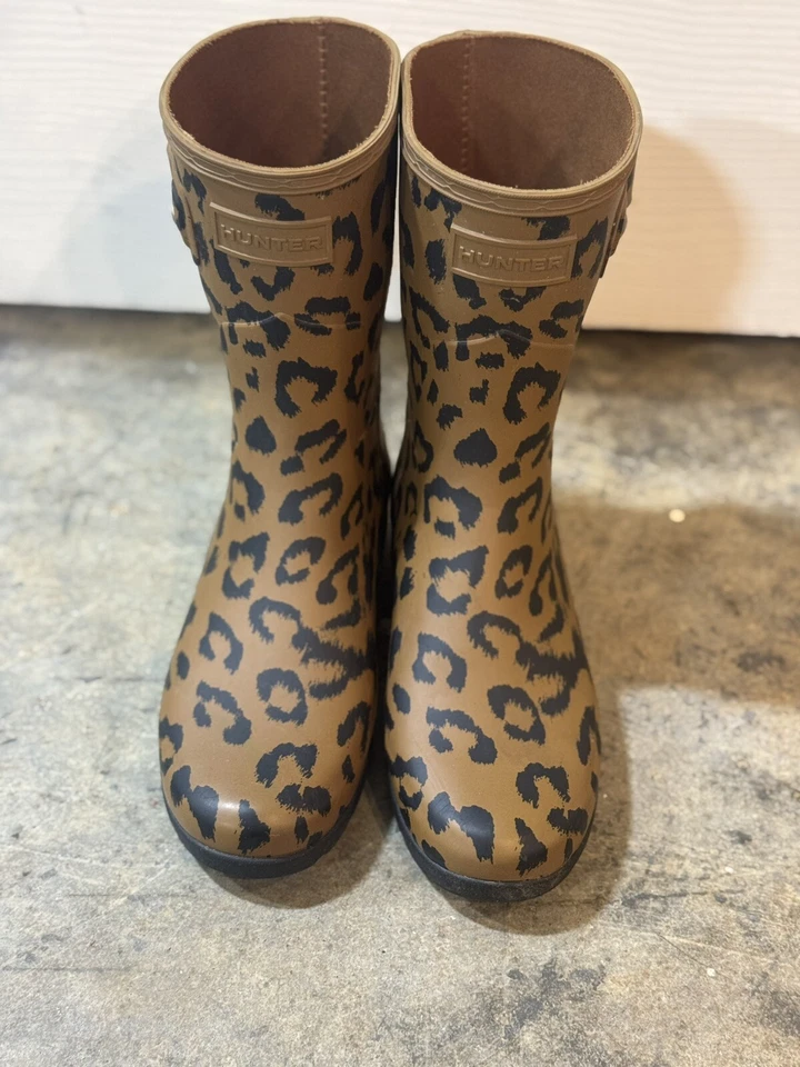 Botas de chuva Hunter chita leopardo preto bronzeado novo curto - Feminino tamanho 5 - Imagem 1 de 4