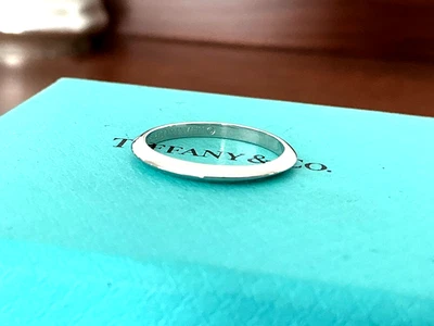 Alianza de boda Tiffany & Co platino 2 mm borde cuchillo tamaño 5 $950 NUEVA Foto 1 de 4