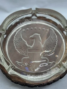 Cenicero vintage grande de vidrio pesado águila patriótica transparente y satinado coleccionable - Imagen 1 de 4