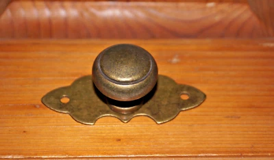 Möbelknopf  Massiv, mit Rosette, Oberfläche Messing-Antik Durchmesser 30 mm - Bild 1 von 4