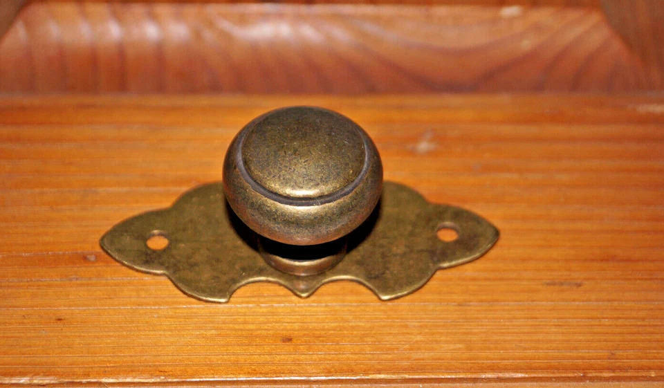 Möbelknopf  Massiv, mit Rosette, Oberfläche Messing-Antik Durchmesser 30 mm - Bild 1 von 4