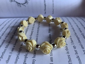 Vintage Kunststoff Rose/w Silber Perlen Stretch Armband - Bild 1 von 7