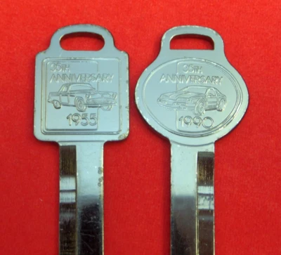 JUEGO DE LLAVES EN BLANCO FORD THUNDERBIRD 1990 EDICIÓN 35 ANIVERSARIO en cromo negro OEM Foto 1 de 4