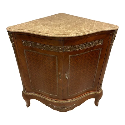 Armario esquinero vintage estilo Luis XV con tapa de mármol Foto 1 de 4