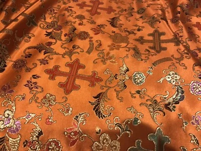 Tela brocada metálica naranja multicolor cruz iglesia 45” ancho 1 yarda Foto 1 de 3