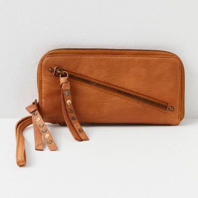 NUEVO CON ETIQUETAS Free People Cartera Envejecida Muñequera Imitación Cuero Marrón Delgado Tachuelas Veganas Foto 1 de 4