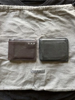 Dos carteras de cuero John Varvatos (negras y marrones) precio de venta sugerido por el fabricante: 198 USD Foto 1 de 4