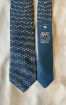 Corbata delgada Hermes 100 % seda azul con blanco “H-Helicopter Landing” 6317 TA Foto 1 de 4