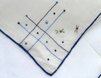 VINTAGE DÉCADA DE 1930 LENÇO BORDADO PONTOS E FLORES MÃO ROLO BORDAS LINHO EXCELENTE - Imagem 1 de 3