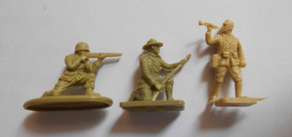 Matchbox Lesney miniature army soldier figures x3 (20mm high) - Image 1 of 1