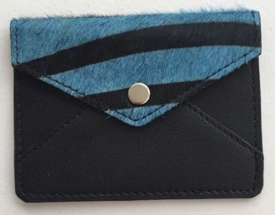 Portatarjetas de pelo de flequillo con estampado azul animal Urban Outfitters Bn Foto 1 de 4