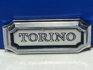 VINTAGE 1969 FORD TORINO ORNAMENT EMBLEM BADGE A7 - Foto 1 di 3