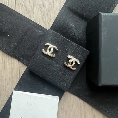 Auténticos Pendientes Chanel 2022 CC Logotipos Medio Cristal Tono Dorado Foto 1 de 4