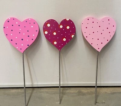 Corazones de madera de San Valentín Plant Poke, letrero de arte de patio, corazones de San Valentín Foto 1 de 4