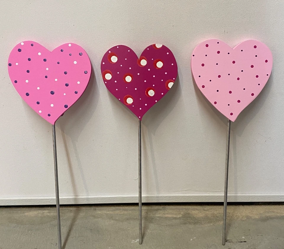 Corazones de madera de San Valentín Plant Poke, letrero de arte de patio, corazones de San Valentín Foto 1 de 4