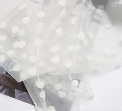 Tela elástica suave de malla manchada de tul a lunares blancos de 59 pulgadas adecuada para hágalo usted mismo Foto 1 de 4
