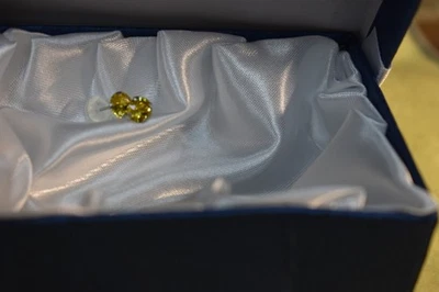 Hermosos aretes Swarovski de oro blanco de 10k de cristal amarillo. Foto 1 de 4
