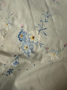 Vintage bestickte Tischdecke gewellte Kanten blau rosa & weiß Blumen 68"x48" - Bild 1 von 4