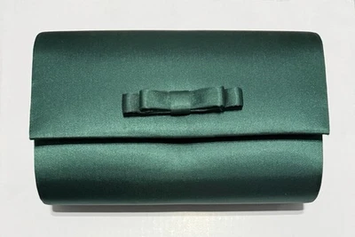Bolso de noche satinado verde oscuro Foto 1 de 3