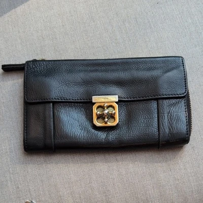 Cartera de cuero Chloe Elise Long Twist Lock negra y dorada Foto 1 de 4