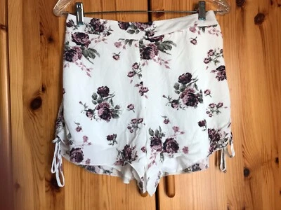 Pantalones Cortos Junior/Mujer Talla Mediana Forrados Crema con Estampado de Flores Charlotte Russe Foto 1 de 4