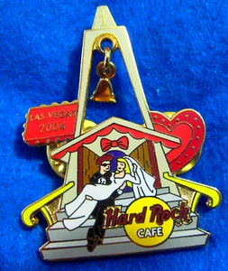 ÚLTIMA BODA VEGAS NOVIA NOVIO CAPILLA FACHADA CAMPANA COLGANTE 2004 Hard Rock Café PIN - Imagen 1 de 1